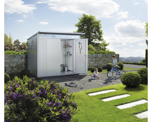 Zahradní scéna s domkem na nářadí, hrajícími si dětmi a zahradním nářadím