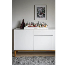 Dekorativní vánoční krajina s domy, stromy a vlakem na příborníku