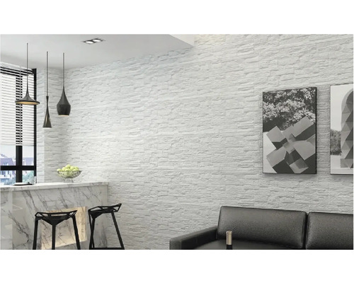 Světlý obývací pokoj s obkladem stěn v kamenném vzhledu, bar a posezení