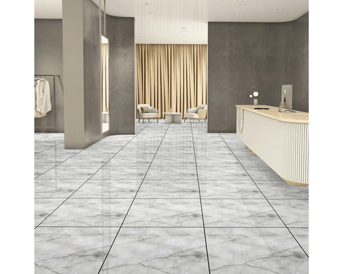 Chodba s dlažbou se vzhledem mramoru, recepční pult a posezení
