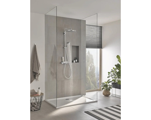 Světlá koupelna s bezbariérovým sprchovým koutem, sprchovou baterií a skleněnými stěnami