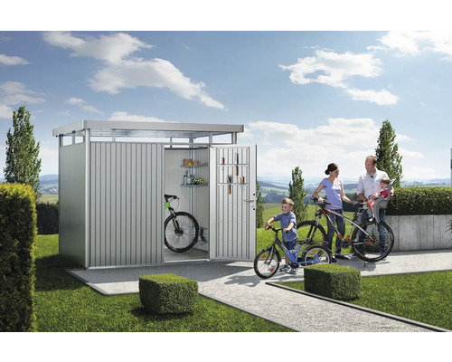 Rodina před kovovou kůlnou na kola s koly, policemi a nářadím