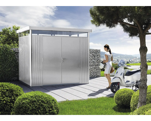 Kovová zahradní skříň s dvoukřídlými dveřmi stojící na zahradě vedle skútru