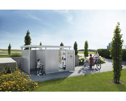 Rodina před kovovou kůlnou na nářadí s jízdními koly a hračkami