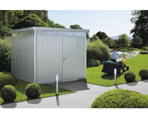 Zahrada s domkem na nářadí, sekačkou na trávu a jezírkem