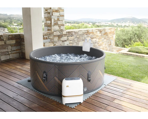 Nafukovací vířivka s ovládacím prvkem na dřevěné terase