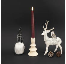 Dekorativní scéna se svíčkou, svícnem, látkovým skřítkem a figurkou srnky se sovou