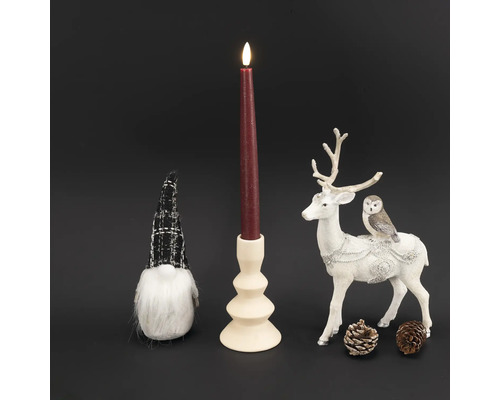 Dekorativní scéna se svíčkou, svícnem, látkovým skřítkem a figurkou srnky se sovou