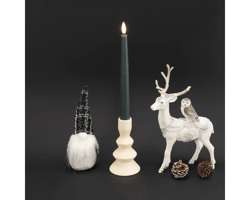 Dekorativní aranžmá se svíčkou, svícnem, figurkou trpaslíka a figurkou soba se sovou