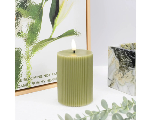 Dekorativní LED sloupová svíčka s rýhovaným povrchem