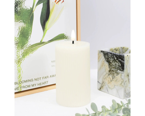 Dekorativní LED svíčka s ornamentem, kombinovaná s rámem na fotografie a dekorací