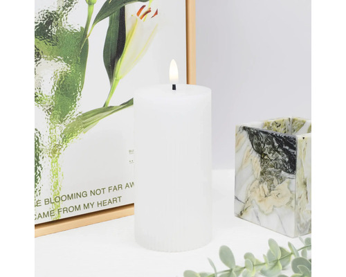 Dekorativní bílá LED svíčka s klamavě skutečným plamenem