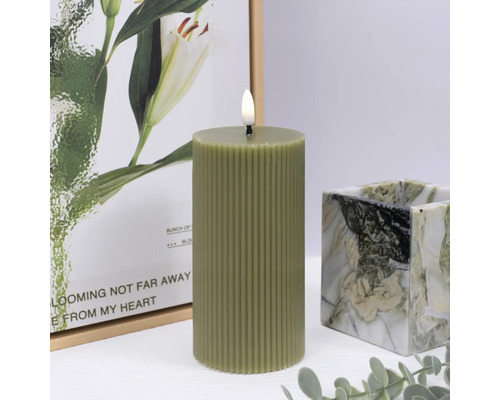 Dekorativní LED svíčka s vroubkovaným vzorem