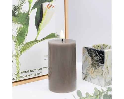 Dekorativní sloupová svíčka s elektrickým plamenem