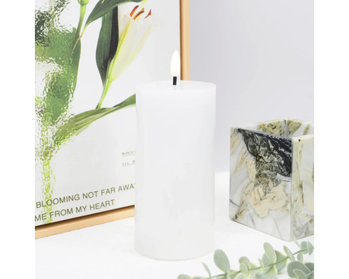 Dekorativní bílá sloupová svíčka s umělým plamenem