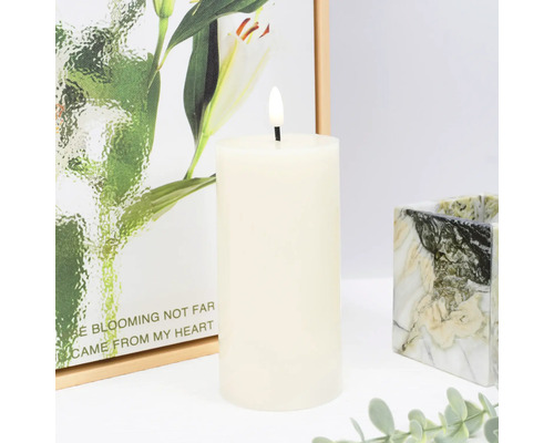 Sloupová svíčka barvy slonové kosti s digitálním plamenem