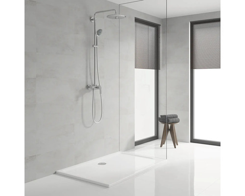 Moderní koupelna s sprchovou vaničkou, sprchovou baterií a dvěma okny se žaluziemi.