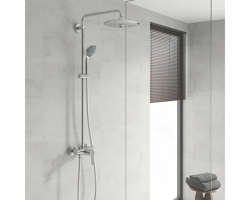 Sprchový systém s hlavovou a ruční sprchou v moderní koupelně