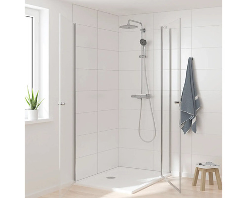 Walk-in sprchový kout s sprchovou armaturou a ručníkem