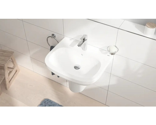 Moderní koupelna s umyvadlem na desku a baterií