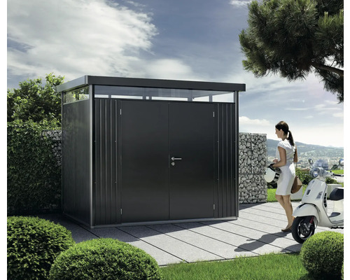 Plechový zahradní domek Biohort HighLine H1 dvoukřídlé dveře 254 x 134 cm tmavě šedý metalický Moderní kovová kůlna na nářadí s dvoukřídlými dveřmi, světlíkem a ženou se skútrem v pozadí