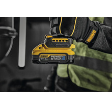Akumulátor DeWalt Powerstack 18 V 5 Ah v ruce