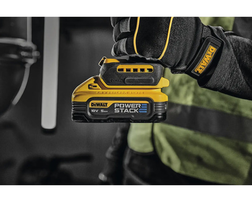 Akumulátor DeWalt Powerstack 18 V 5 Ah v ruce