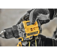 Detailní záběr akumulátorové vrtačky DeWalt v ruce