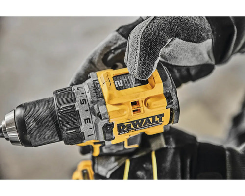 Detailní záběr akumulátorové vrtačky DeWalt v ruce