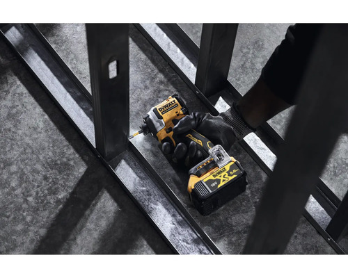 Logo společnosti DeWalt. Osoba šroubuje kovový profil pomocí akumulátorového rázového utahováku.