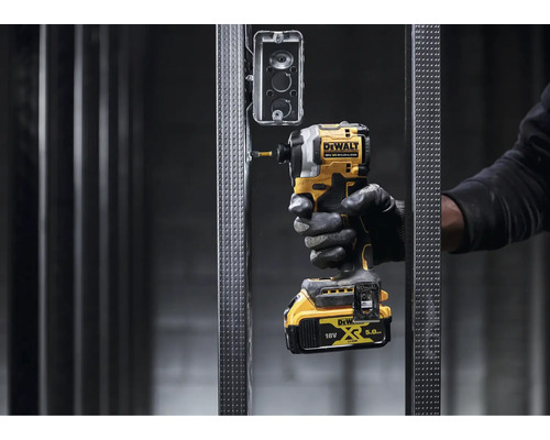 Jednoruční rázový utahovák Dewalt se šroubuje do kovového profilu.