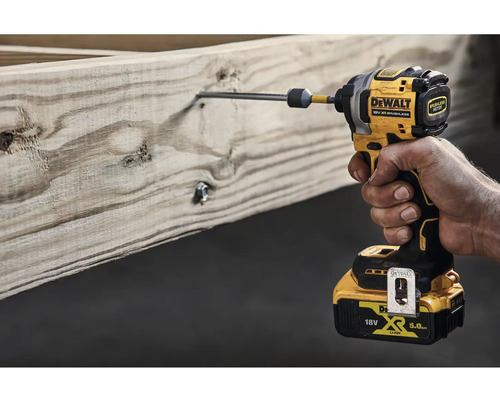 Akumulátorový rázový utahovák Dewalt šroubuje šroub do dřevěné desky