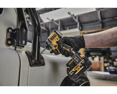 Akumulátorový rázový utahovák používaný na vozidle