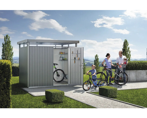 Rodina s koly před zahradním domkem na nářadí.