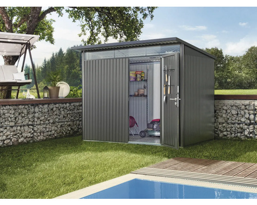 Zahradní scéna s domkem na nářadí, trávníkem a bazénem