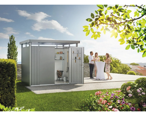 Kovová zahradní skříň s otevřenými dveřmi a lidmi oslavujícími na zahradě