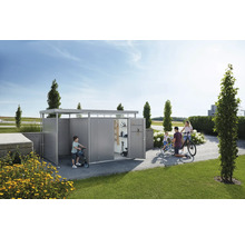 Rodina před úložným prostorem na nářadí s koly a hračkami na zahradě