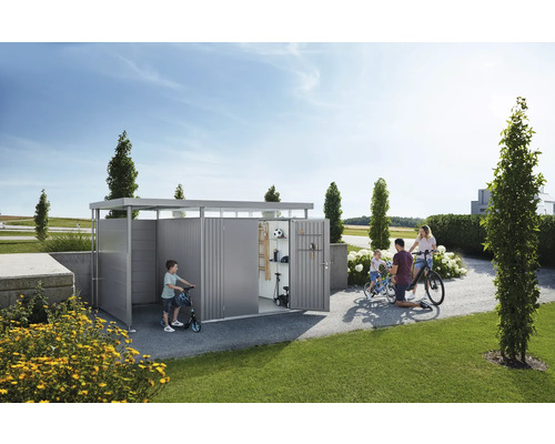 Rodina před úložným prostorem na nářadí s koly a hračkami na zahradě