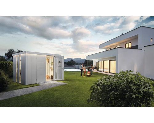 Zahradní scéna s domkem na nářadí, rodinou a moderním obytným domem