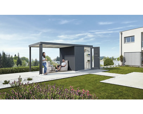 Scéna s moderním zahradním domkem s přilehlou pergolou, která vytváří příjemnou atmosféru