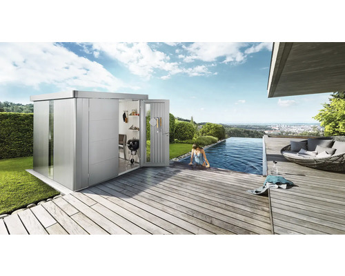 Moderní zahrada s domkem na nářadí, bazénem a posezením na dřevěné terase