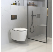Závěsná toaleta v moderní koupelně se sprchou