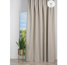 Béžový závěs s očkovým uchycením před oknem a pokojovou rostlinou v květináči.