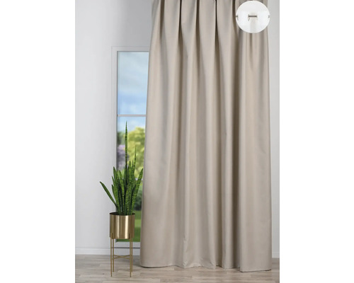 Béžový závěs s očkovým uchycením před oknem a pokojovou rostlinou v květináči.