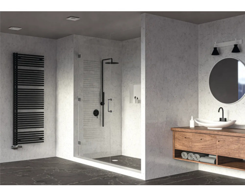 Moderní koupelna s otevřeným sprchovým koutem, topným žebříkem na ručníky a umyvadlovou skříňkou