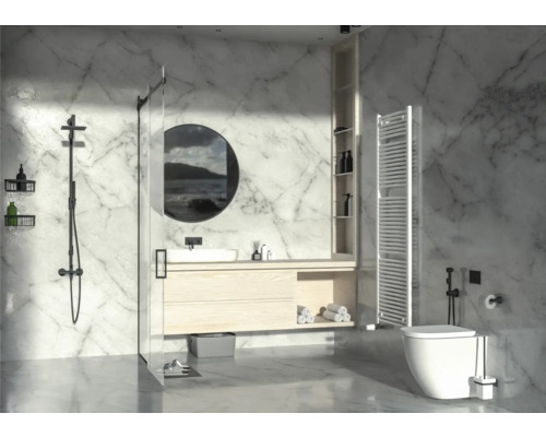 Světlá koupelna se sprchou, umyvadlem, zrcadlem, regálem, topným žebříkem a toaletou