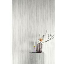 Světlá tapeta se vzorem rybí kosti v místnosti s dekorací