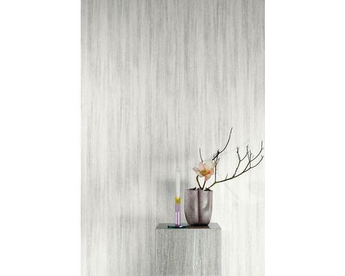 Světlá tapeta se vzorem rybí kosti v místnosti s dekorací