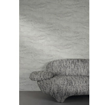 Dekorace stěn s mramorovou strukturou a šedá pohovka