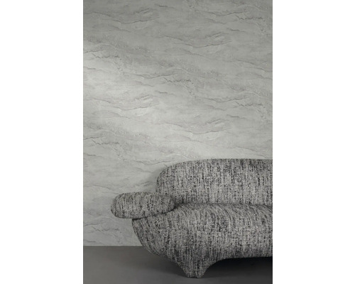 Dekorace stěn s mramorovou strukturou a šedá pohovka